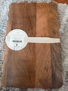 Mela Scalloped Acacia Wood Cutting/Serving Board - Natural Brown